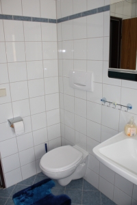 Bild: Badezimmer, Blick auf Waschbecken und Toilette